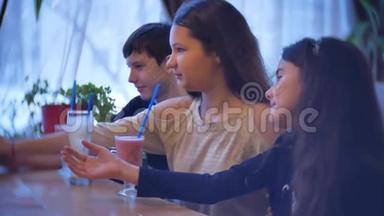 一群孩子在咖啡馆里喝奶昔。 青少年室内儿童咖啡馆儿童慢视频娱乐室内